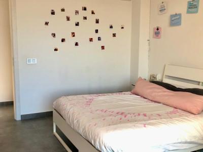 Modernes 3-stöckiges Haus mit Swimmingpool in der Stadt Cas Concos, Mallorca, Juni und Juli 2025