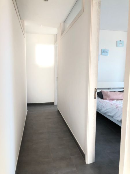 Modernes 3-stöckiges Haus mit Swimmingpool in der Stadt Cas Concos, Mallorca, Juni und Juli 2025