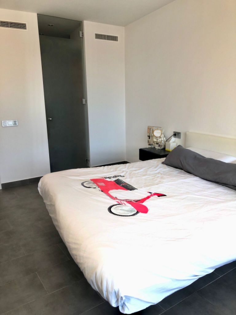 Modernes 3-stöckiges Haus mit Swimmingpool in der Stadt Cas Concos, Mallorca, Juni und Juli 2025