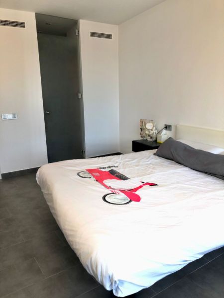 Modernes 3-stöckiges Haus mit Swimmingpool in der Stadt Cas Concos, Mallorca, Juni und Juli 2025