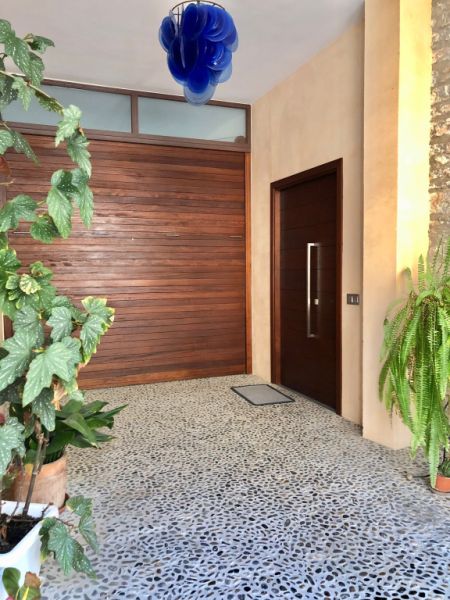 Modernes 3-stöckiges Haus mit Swimmingpool in der Stadt Cas Concos, Mallorca, Juni und Juli 2025