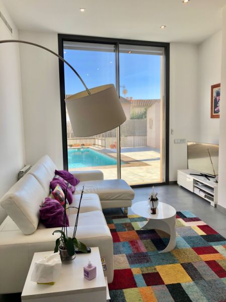 Modernes 3-stöckiges Haus mit Swimmingpool in der Stadt Cas Concos, Mallorca, Juni und Juli 2025