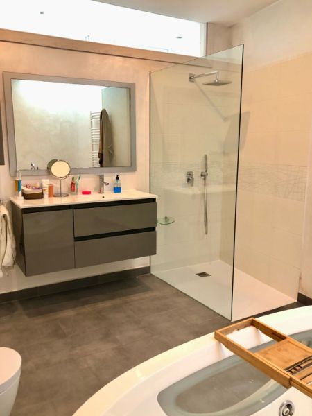 Modernes 3-stöckiges Haus mit Swimmingpool in der Stadt Cas Concos, Mallorca, Juni und Juli 2025