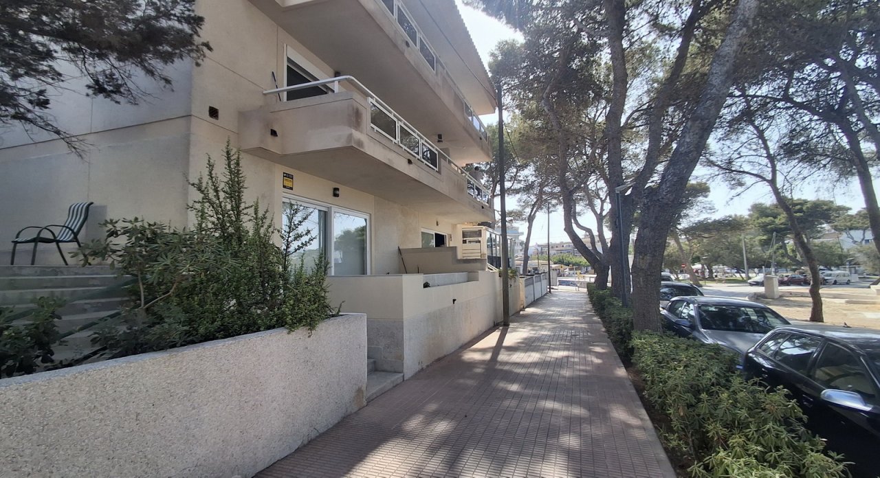 Moderno apartamento en planta baja amueblado en primera línea de bahía de Porto Colom - AP 100