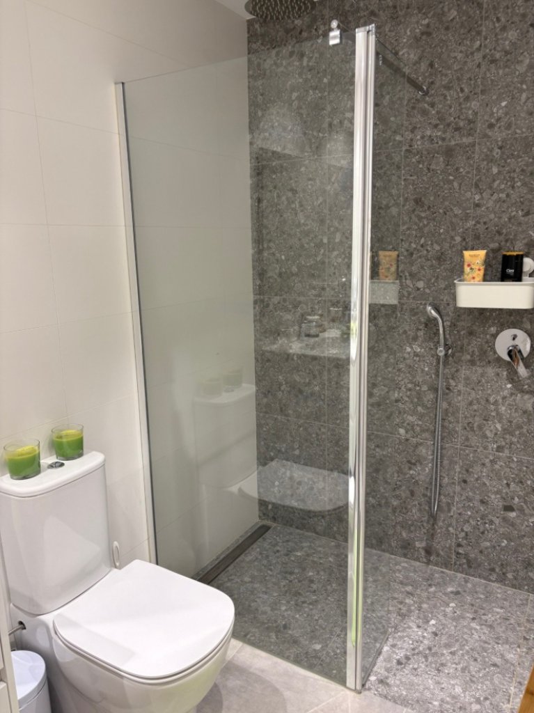 Modernes Zimmer mit Bad ensuite