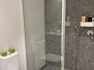Modernes Zimmer mit Bad ensuite