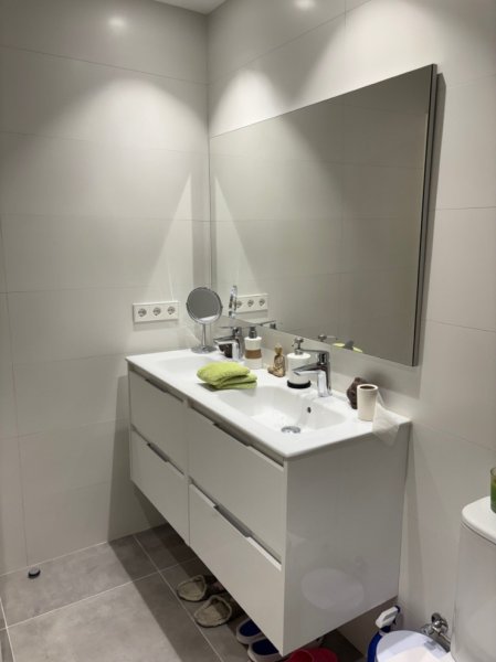 Modernes Zimmer mit Bad ensuite