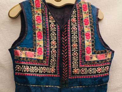 Lote de ropa de moda aprox. 150 piezas, talla M/L/XL/XXL, bisutería divertida, zapatos, bolsos,