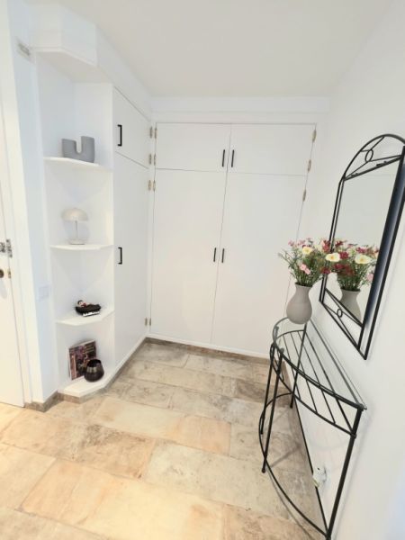 Möblierte Wohnung mit Meerblick ab sofort frei.