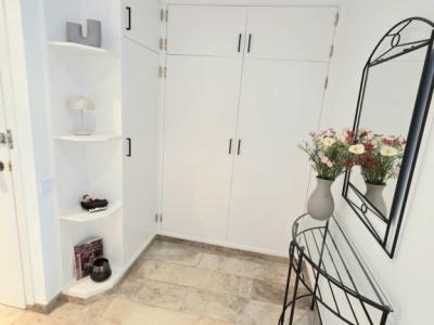 Möblierte Wohnung mit Meerblick ab sofort frei.