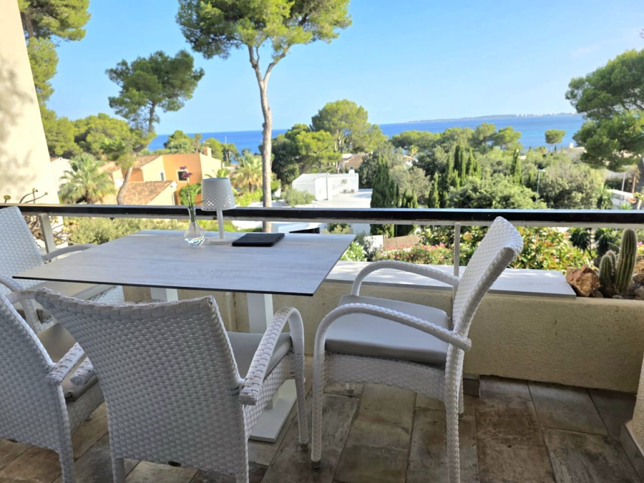 Möblierte Wohnung mit Meerblick ab sofort frei.