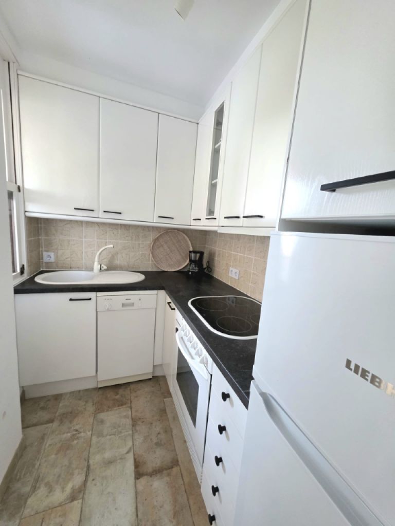 Möblierte Wohnung mit Meerblick ab sofort frei.