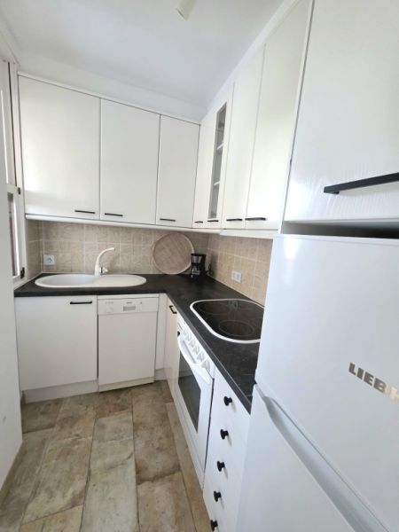 Möblierte Wohnung mit Meerblick ab sofort frei.