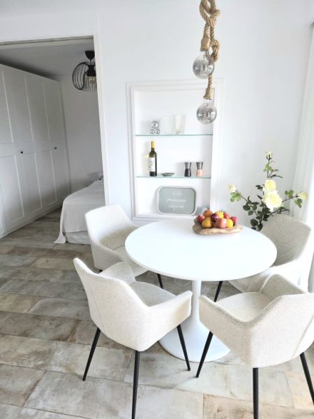 Möblierte Wohnung mit Meerblick ab sofort frei.