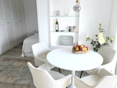 Möblierte Wohnung mit Meerblick ab sofort frei.