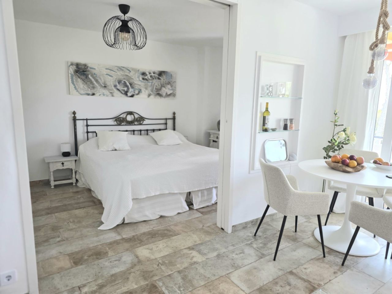 Möblierte Wohnung mit Meerblick ab sofort frei.