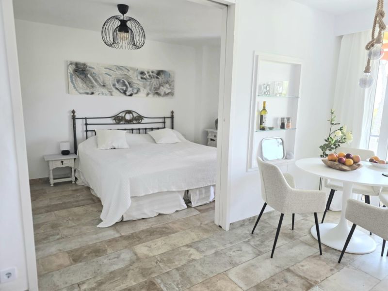 Möblierte Wohnung mit Meerblick ab sofort frei.