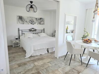 Möblierte Wohnung mit Meerblick ab sofort frei.