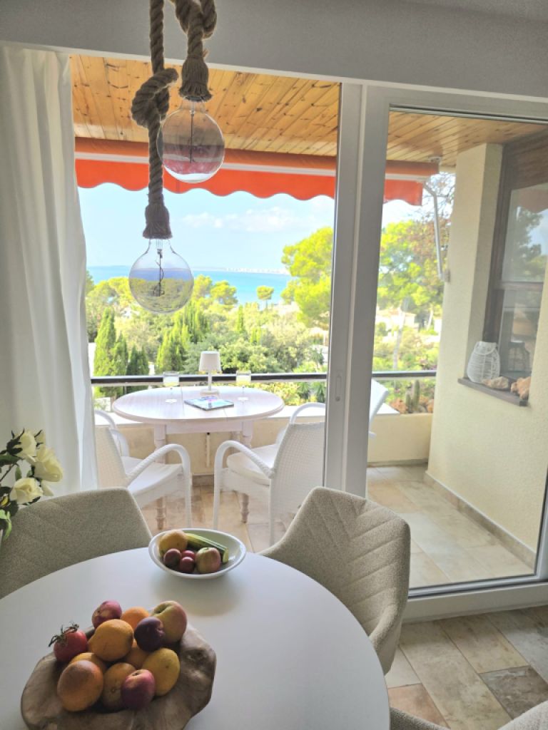 Möblierte Wohnung mit Meerblick ab sofort frei.