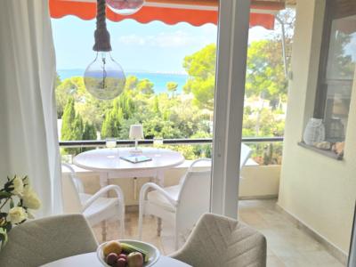 Möblierte Wohnung mit Meerblick ab sofort frei.