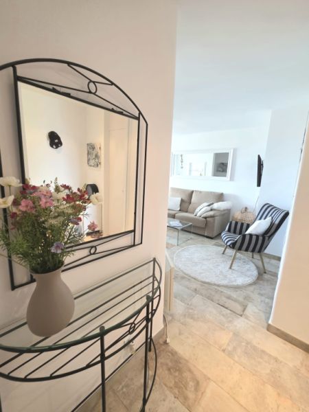 Möblierte Wohnung mit Meerblick ab sofort frei.