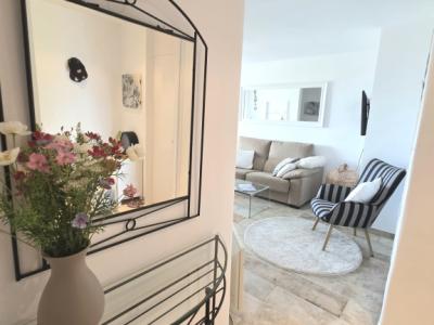 Möblierte Wohnung mit Meerblick ab sofort frei.