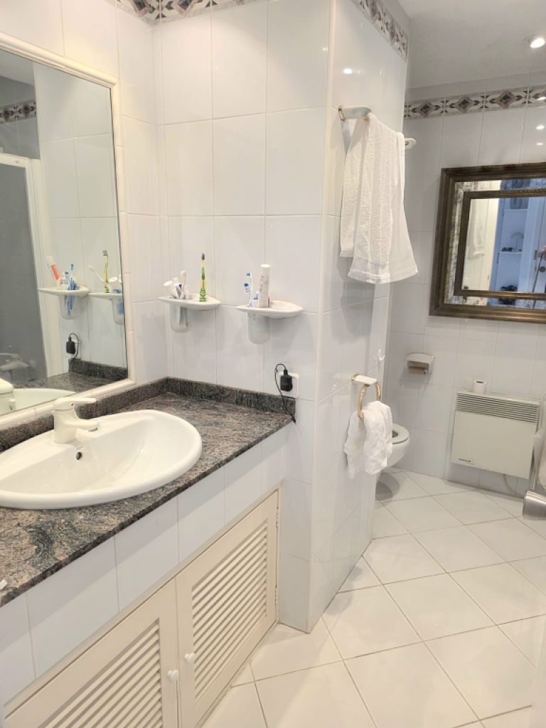 Möblierte Wohnung mit Meerblick ab sofort frei.