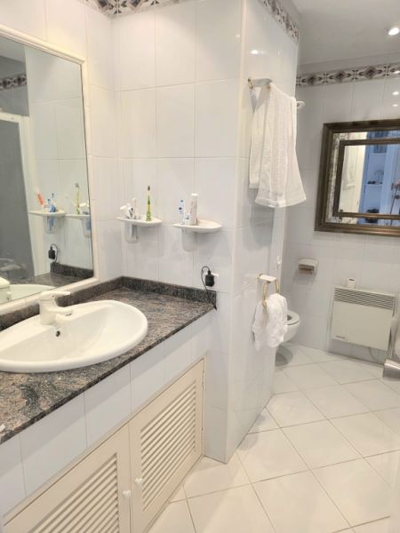 Möblierte Wohnung mit Meerblick ab sofort frei.