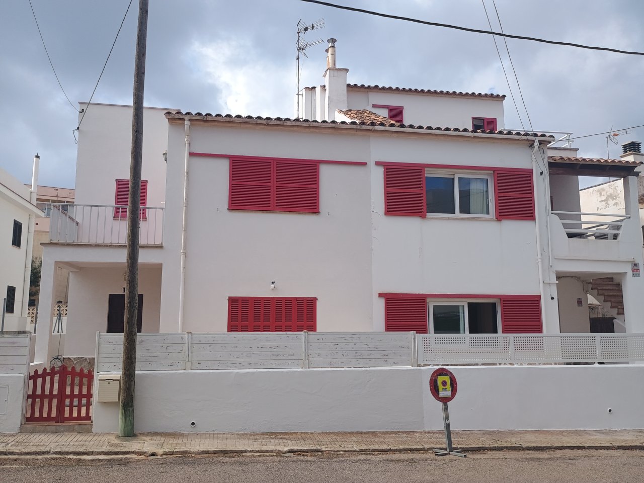 Furnished ground-floor apartment with terrace and AC; fireplace in Colonia St Jordi .-.. AP 160