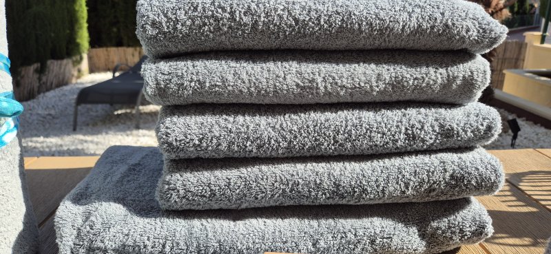 Moeve Superwuschel Premium Handtuch-/Duschtuch,Waschhandschu-Set inkl. Badvorleger (NP: 330 €)