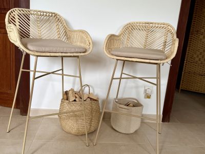 NEU: 2 Barhocker/Hochstühle aus Metall und Rattan zu verkaufen