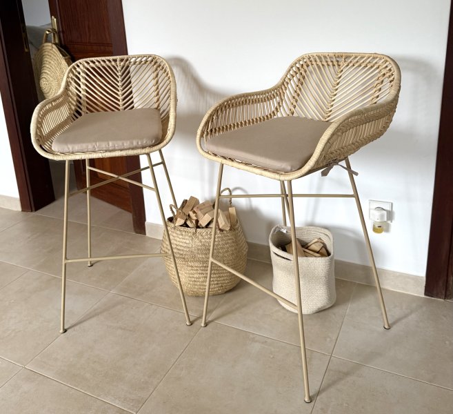 NEU: 2 Barhocker/Hochstühle aus Metall und Rattan zu verkaufen
