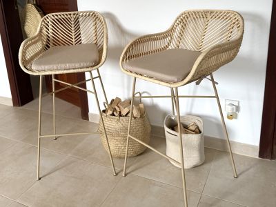 NEU: 2 Barhocker/Hochstühle aus Metall und Rattan zu verkaufen