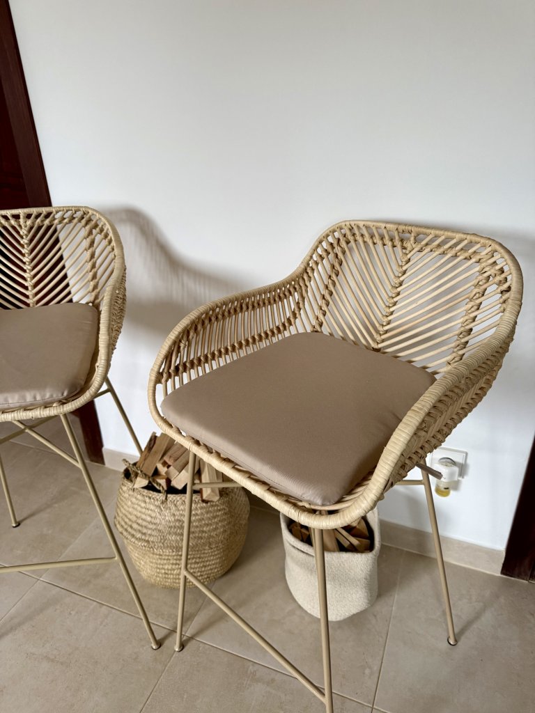 NEU: 2 Barhocker/Hochstühle aus Metall und Rattan zu verkaufen