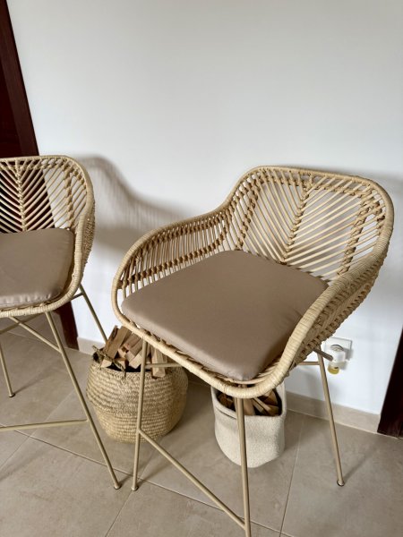 NEU: 2 Barhocker/Hochstühle aus Metall und Rattan zu verkaufen