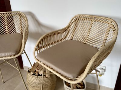 NEU: 2 Barhocker/Hochstühle aus Metall und Rattan zu verkaufen