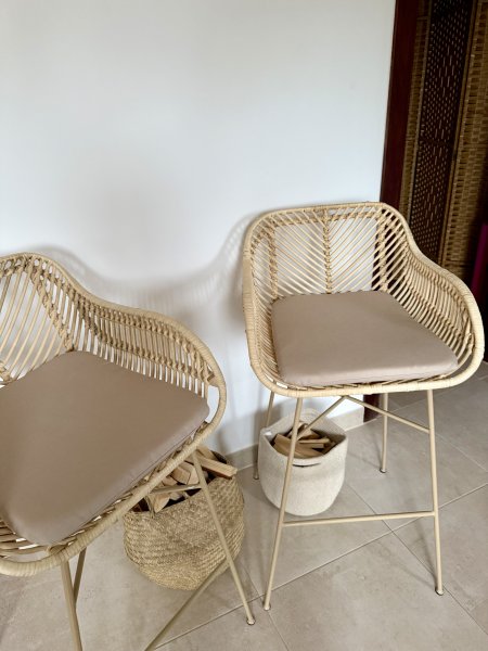 NEU: 2 Barhocker/Hochstühle aus Metall und Rattan zu verkaufen