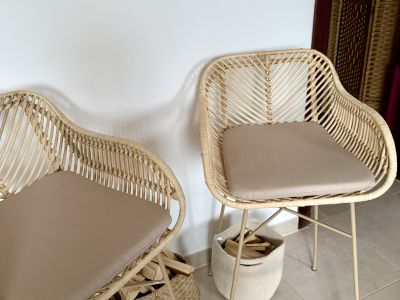 NEU: 2 Barhocker/Hochstühle aus Metall und Rattan zu verkaufen