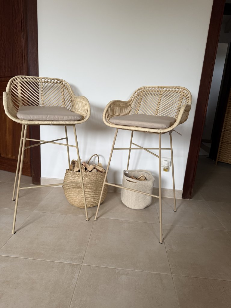 NEU: 2 Barhocker/Hochstühle aus Metall und Rattan zu verkaufen