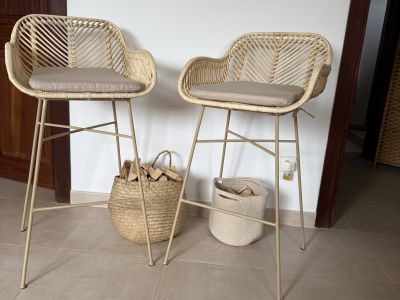 NEU: 2 Barhocker/Hochstühle aus Metall und Rattan zu verkaufen
