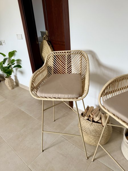 NEU: 2 Barhocker/Hochstühle aus Metall und Rattan zu verkaufen