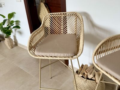 NEU: 2 Barhocker/Hochstühle aus Metall und Rattan zu verkaufen