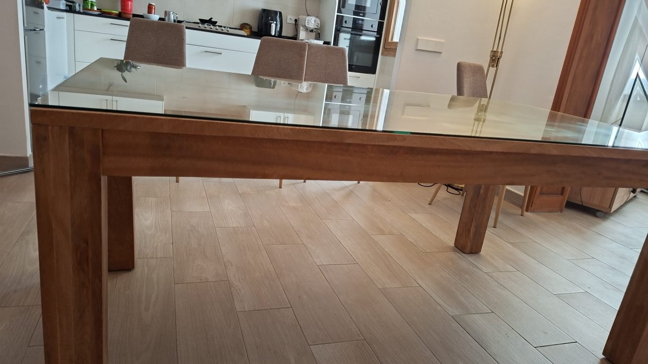 Neuer Esstisch aus Teka günstig abzugeben