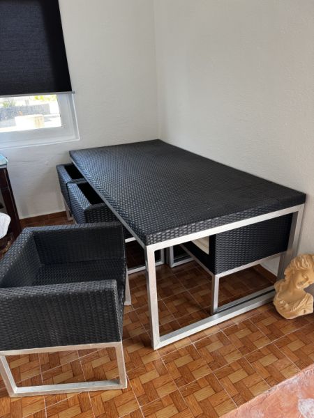 Conjunto de asientos para terraza como nuevo, seis sillas, una mesa y seis cojines.