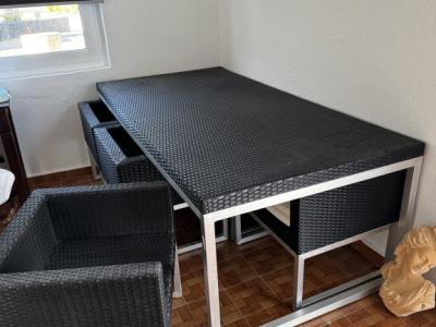 Conjunto de asientos para terraza como nuevo, seis sillas, una mesa y seis cojines.