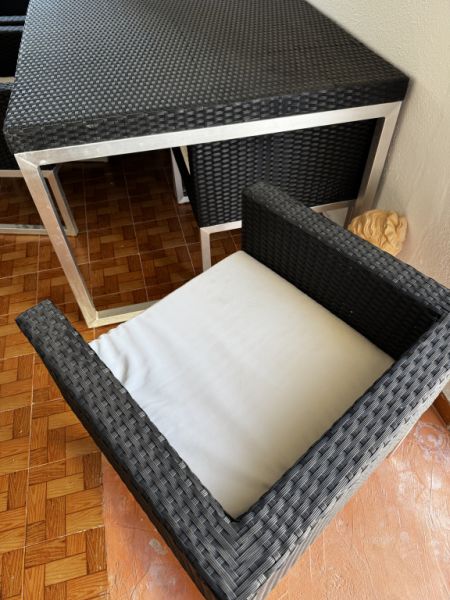 Conjunto de asientos para terraza como nuevo, seis sillas, una mesa y seis cojines.
