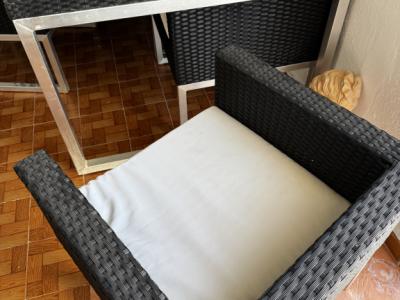 Conjunto de asientos para terraza como nuevo, seis sillas, una mesa y seis cojines.
