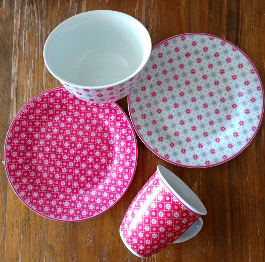 Like-new café set made of high-quality hand-painted ceramic