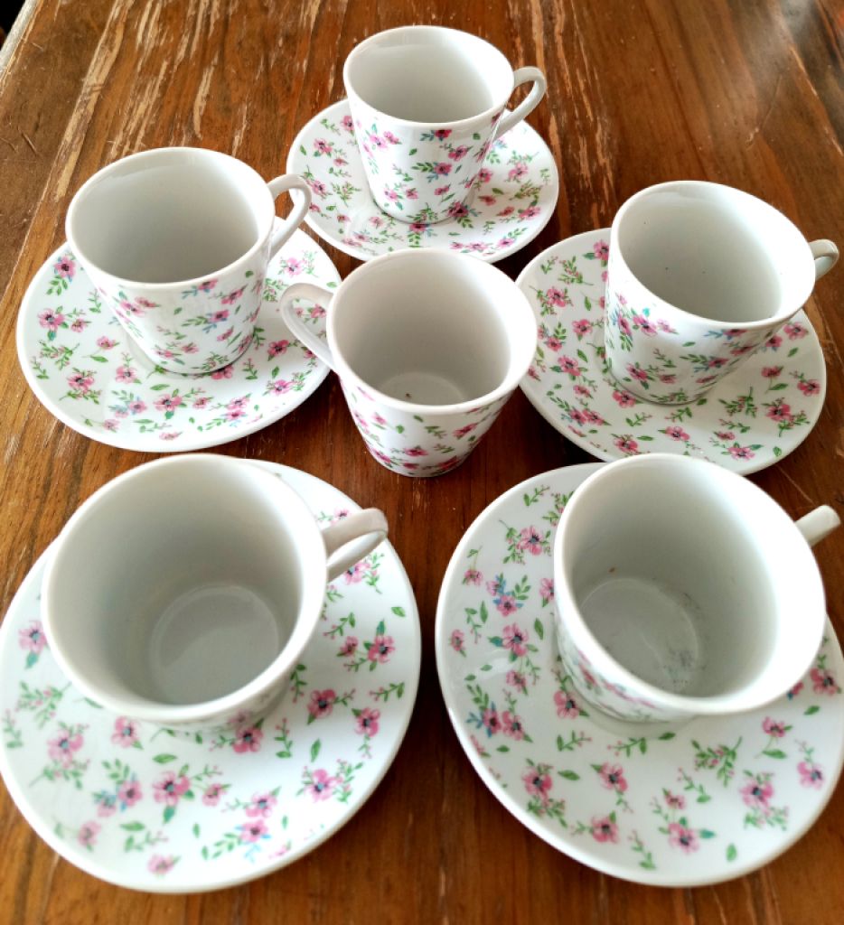 Like-new café set made of high-quality hand-painted ceramic