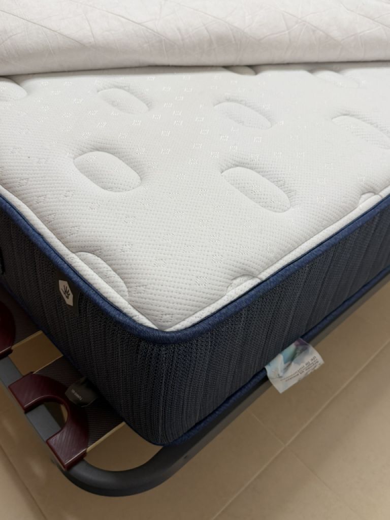 Like-new high-quality bed 1.40 m x 1.90 m for sale complete